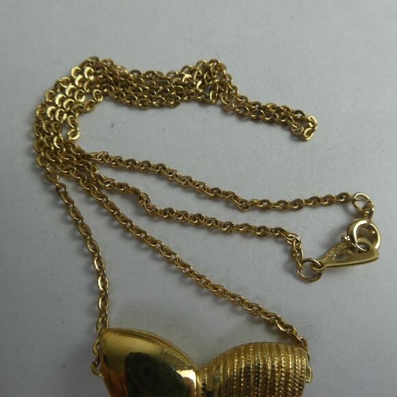Amway Artistry Vintage Gold Tone Chain Necklace Butterfly Ribbed Slide Pendant - Picture 6 of 8